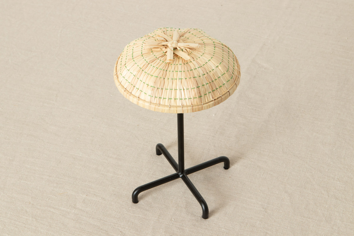 R810409-1　富山県/菅(すげ)　菅笠　三度笠　ミニ　直径17cm 糸色説明有り