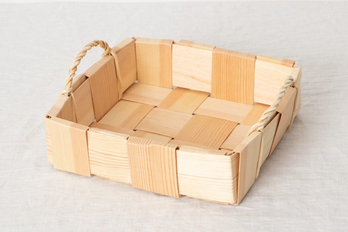 R330734-1　エストニア/パイン　浅型　スクエアトレー（持ち手付き）