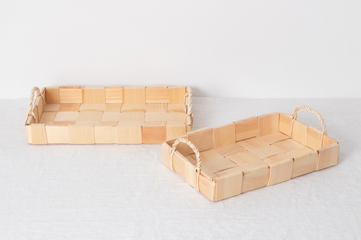 R330733　エストニア/パイン　浅型レクタングルトレー（持ち手付き）　S・L　2サイズ