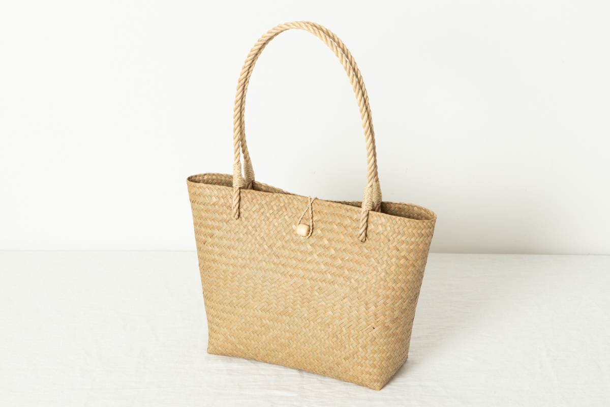 R3115121-1　タイ/カチュー（水草）　かごバッグ　留め具付き　スリム