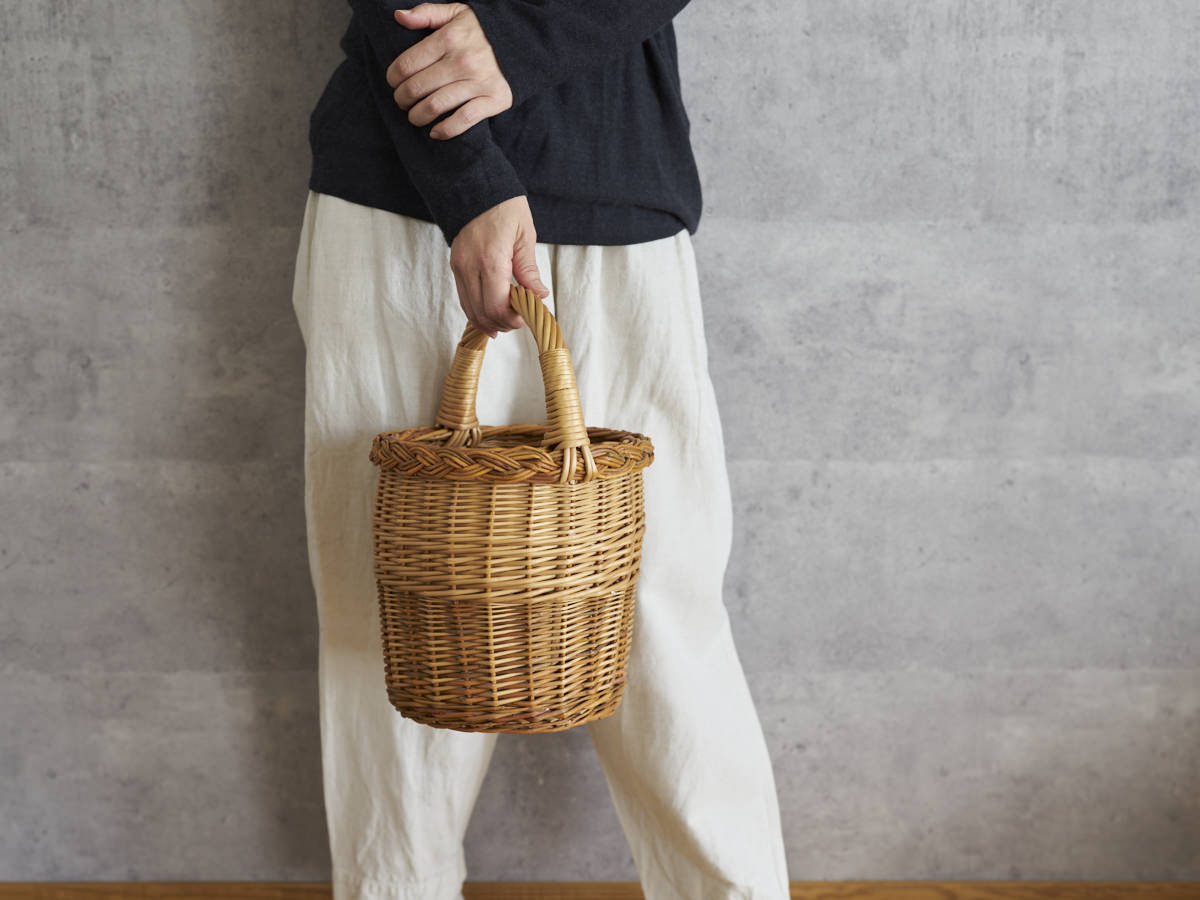 R140522-6　リトアニア/やなぎ　シギタスさん　手つきトールバスケット　皮つき