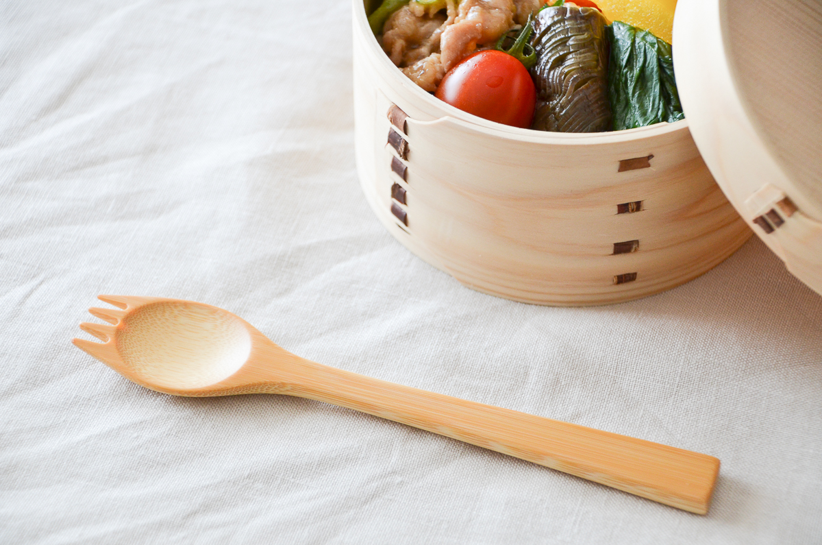 R211120　大分県_孟宗竹　お弁当スプーン　17cm　クリヤ・赤