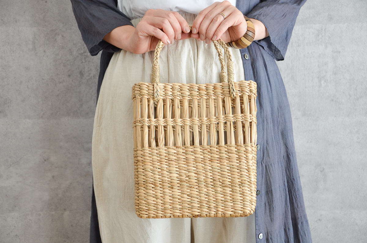 R3115425-1 タイ/コック（すげ）　手提げ　上透かし編み