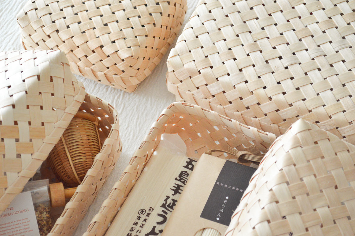 R720901　秋田県/イタヤカエデ　四ツ目蓋つきかご（15cm角・小文庫・B5・A4）　4サイズ