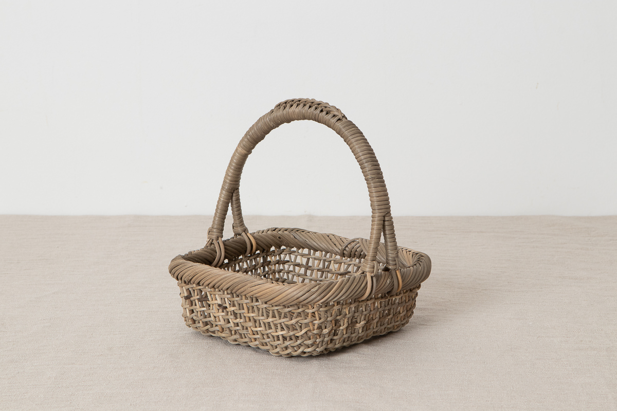 R311242-1　長野県/むきあけび　すかし編角手付き盛りかご