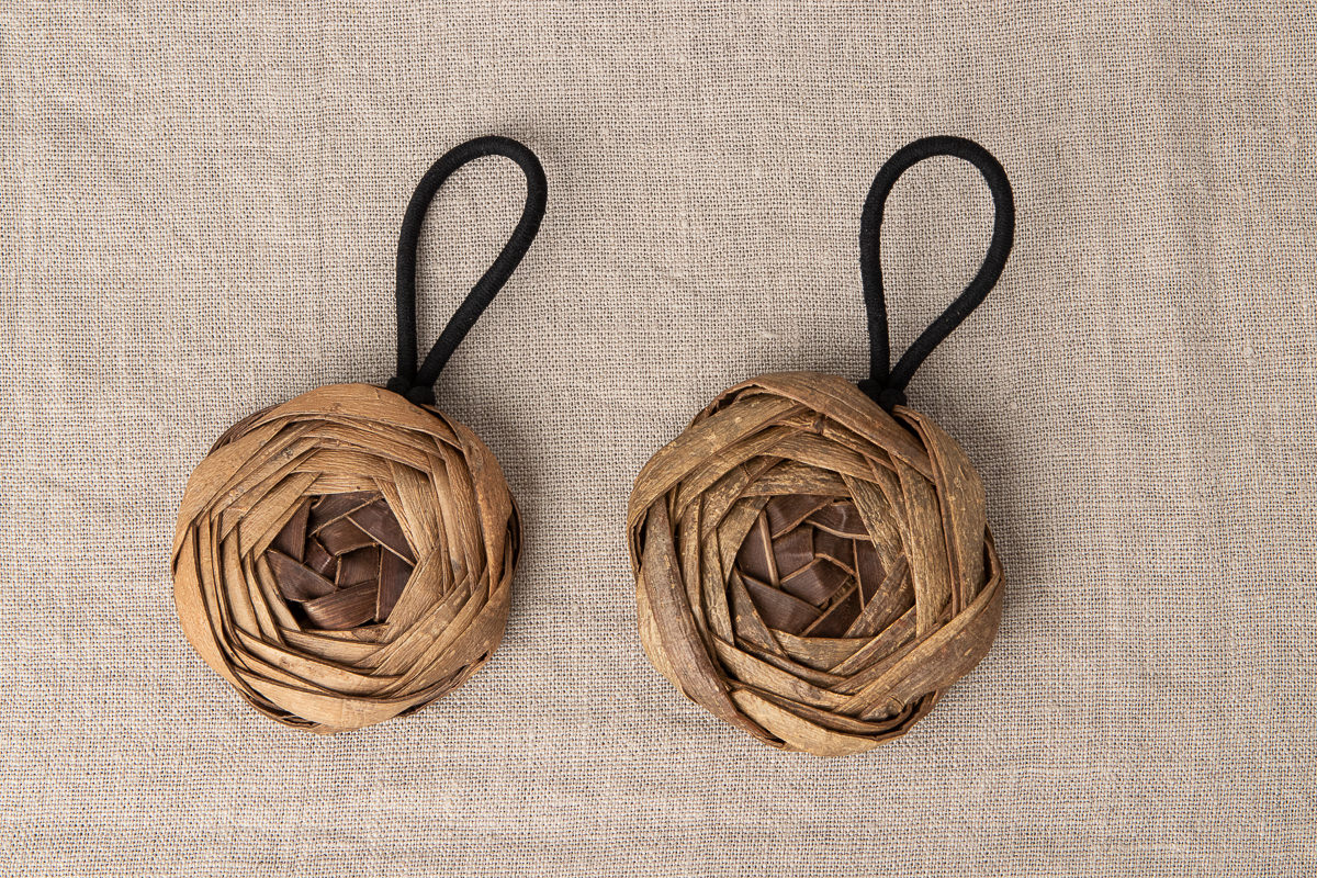 R311410　山形県/くるみ　花編み　バッグチャーム　表・裏　2種