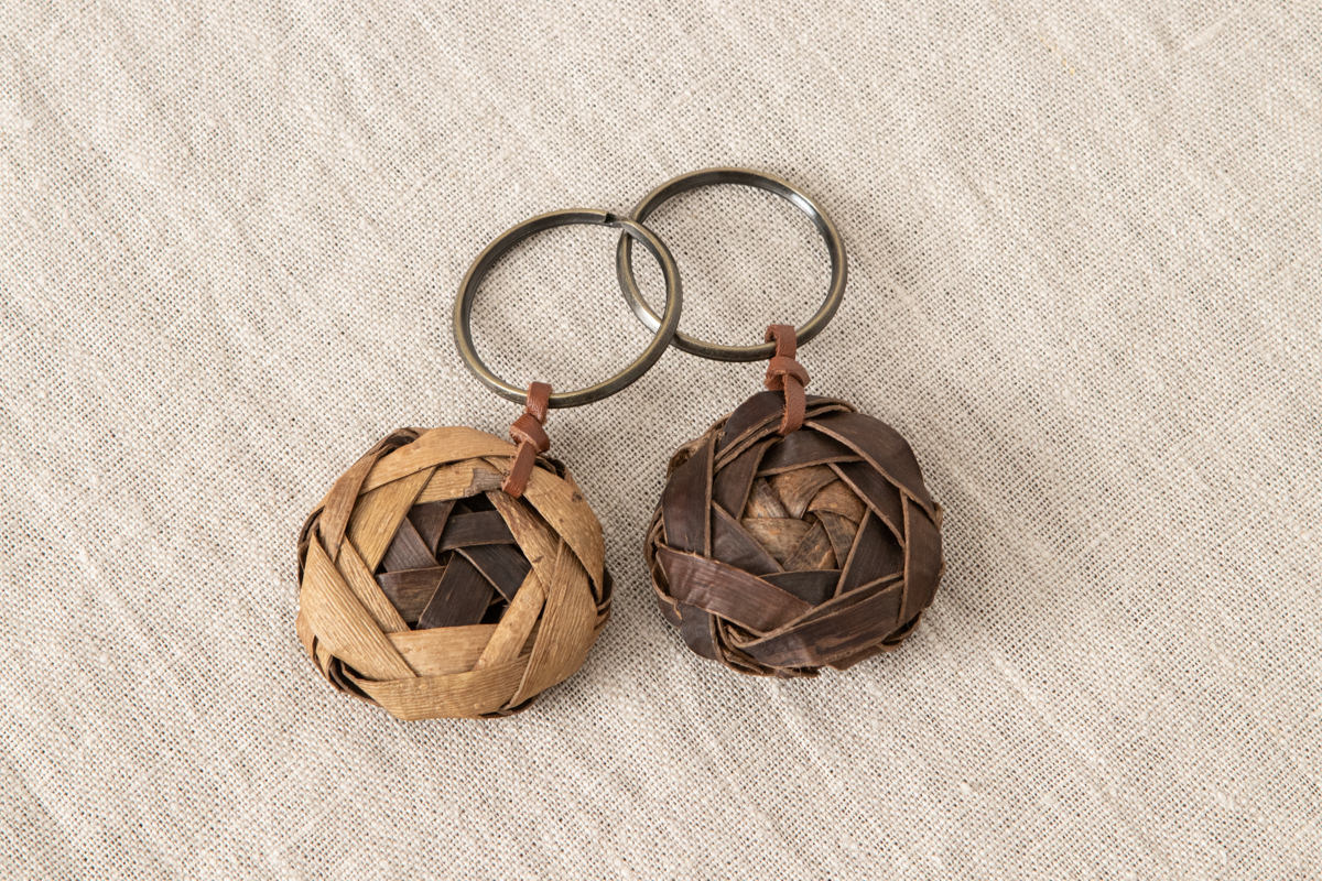 R311412　山形県/くるみ　花編み　キーホルダー　表・裏　2タイプ